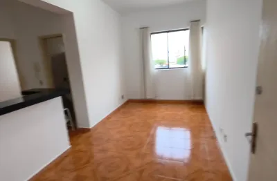 Ótima quitinete, no centro, 51,00 de área útil,  01 quarto  amplo c/ guarda roupas, banheiro c/ box,  cozinha estilo americana integrada c/ a sala c/ armário e  gabinete de pia. cortinas.