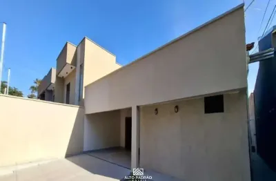 3070 - Casa com 3 quartos, sendo 2 suítes, banheiro social, 4 vagas de garagem, à venda 360m² por R