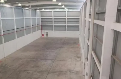 Eficiência e logística: galpão estratégico com pé-direito alto e docas amplas