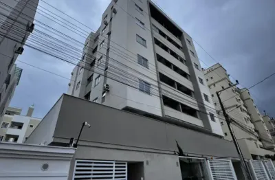 Lindo apartamento de 2 dormitórios com garagem coberta em ótima localização