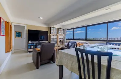 No Century Square, Avenida Cristóvão Colombo, no bairro Higienópolis, este apartamento de 106m² entrega espaço, localização e funcionalidade em uma das regiões mais tradicionais de Porto Alegre.