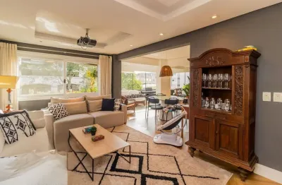 Na Travessa Jundiaí, em Higienópolis, este apartamento de 139m² combina metragem generosa, planta funcional e um diferencial que realmente o destaca no mercado: 4 vagas de garagem.