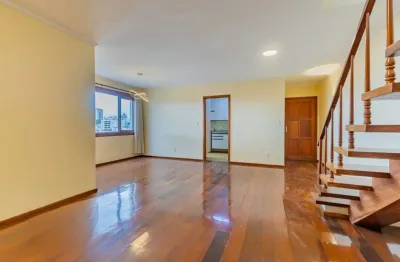 Localizado na Rua Honório Silveira Dias, no bairro Higienópolis, esta cobertura impressiona pelos seus 243m² de área privativa, entregando espaço, elegância e versatilidade em cada ambiente.