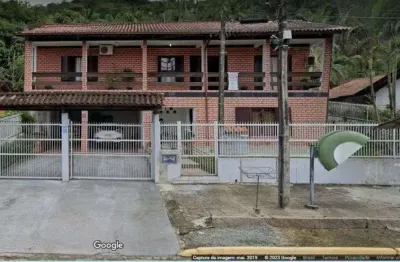 Sobrado para venda tem 325 metros quadrados com 5 quartos sendo uma suíte.