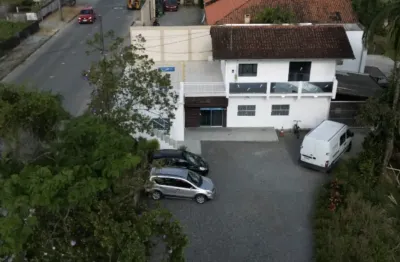 Casa comercial para locação no bairro floresta, com salas grandes.