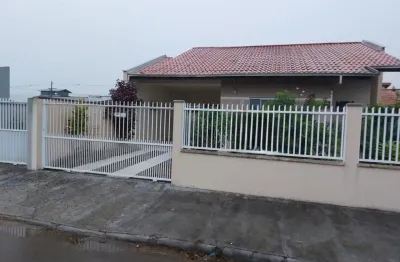 Casa á venda no centro de araquari, mobiliada. não está averbada.