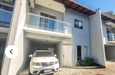 Lindo sobrado geminado para venda, localizado em um condomínio fechado no bairro glória.