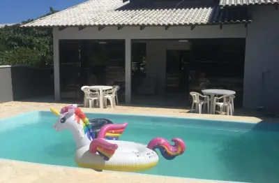 Linda casa com piscina para locação anual  na praia do Ervino, fica á 50 metros da praia.