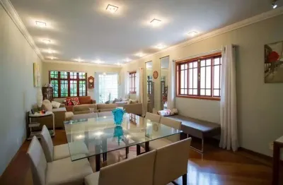 Sobrado espaçoso na aclimação – 4 dorms, suíte, quintal gourmet e 5 vagas!