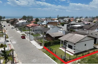 Casa de alvenaria, localizada na parte norte a 150 metros do mar.