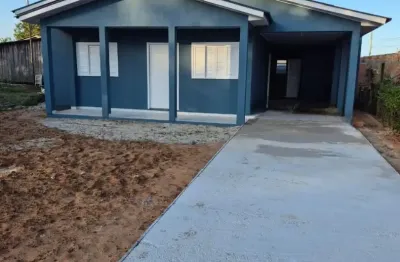 Ótima casa de alvenaria, com 124 m2 de área construída, localizada na parte norte.