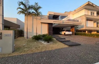 Luxo e exclusividade no mirante do lago: casa de alto padrão com piscina e varanda gourmet