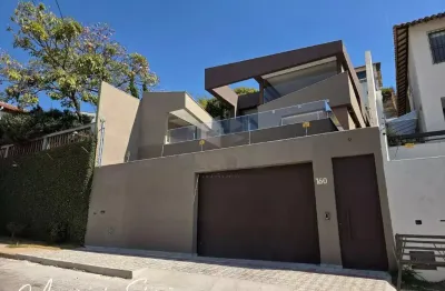 Alto padrão, bem localizada, moderna, revestido em textura, interfone, água e gás individualizados, alarme, interfone, piscina, portão eletrônico, 07 vagas + dce.