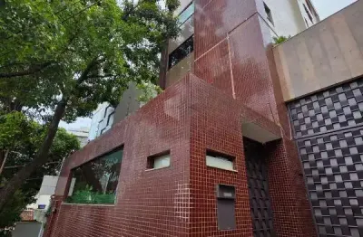 Bem localizado, imponente, 100% revestido, 01 elevador, hall social decorado, jardins, alarme, gás canalizado individualizado, interfone, portão eletrônico, 03 vagas + box.