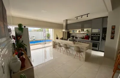 Casa à venda com piscina aquecida, energia solar e área gourmet