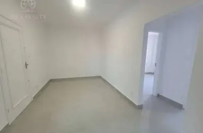 Apartamento 2 DORMS no Gonzaga, na quadra da praia, em Santos.