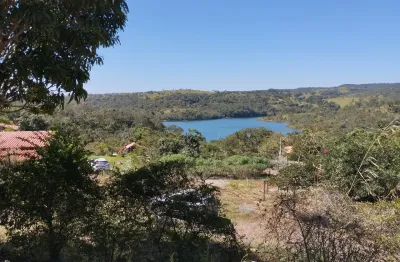 Chácara com vista e acesso ao lago corumbá vi  com casa de 2 quartos, 2 banheiros, cozinha externa com fogão a lenha .