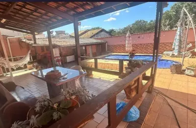 Casa de Madeira Exclusiva no Setor Jaó com Piscina Aquecida e Espaço Gourmet