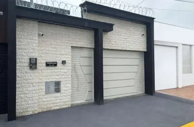 Casa com fachada moderna e área gourmet no Jardim Vila Boa, pé-direito duplo e garagem para 4 carros