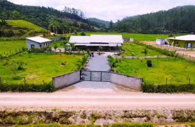 Vendo chácara em Ilhota, com 5000m² e casa com 240m² de área construída.