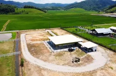 Lida chácara a venda em Ilhota, com 5000m² sendo 283m² de área construída.