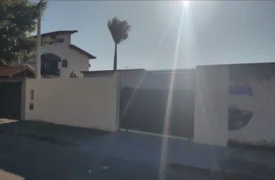 Casa com garagem e vista pra Serra do Itapety na Vila Suissa em Mogi das Cruzes