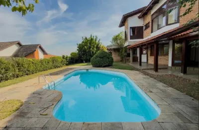 Casa para locação ou venda, condomínio fechado, terreno amplo com piscina e churrasqueira