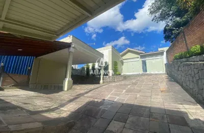 Casa individual semi mobiliada com pátio cercado, lareira estilo canad