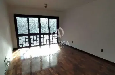 2 dormitórios
sala
cozinha
área de serviço
1 banheiro social e 1 lavab