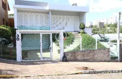 Casa individual, 
parte superior com 3 dorm. sendo uma suite com sacad