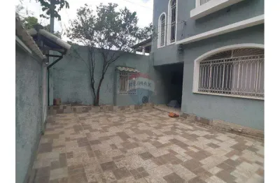 Casa bifamiliar, 4 quartos, piscina, churrasqueira em campo grande-rj