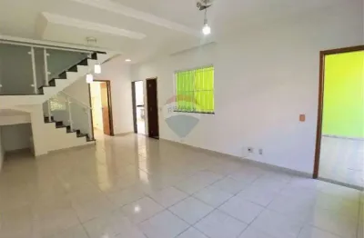 Casa à venda com 4 dormitórios, sendo 1 suíte no bairro adriana!