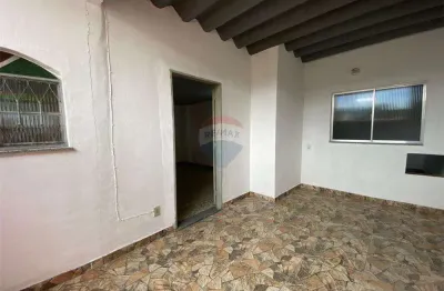 Casa com 2 quartos para alugar na Rua Acioli, 342, Campo Grande, Rio de Janeiro