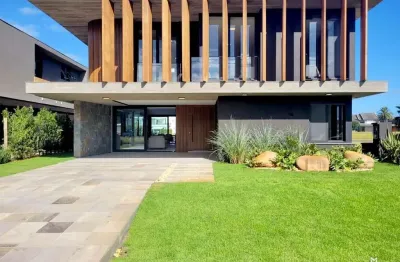 Casa beira de lago decorada no Condomínio Enseada Xangri-Lá