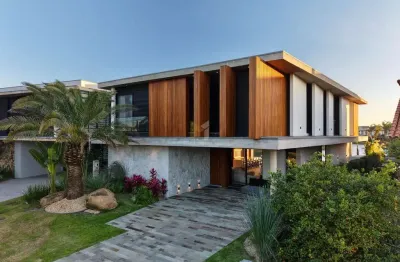 Sobrado 6 suítes com piscina e elevador no Condomínio Enseada em Xangri-Lá