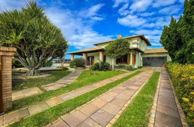 Oportunidade em Atlântida: Sobrado Impecável a 2 Quadras do Mar