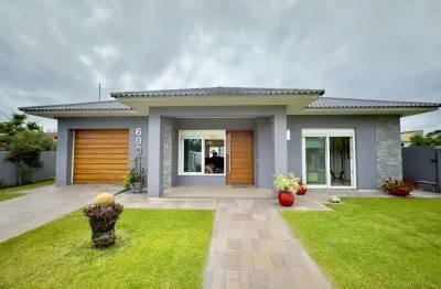 Casa térrea com amplo terreno a duas quadras do mar em Atlântida