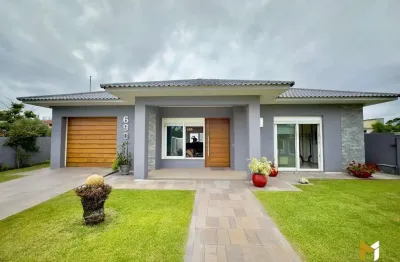 Casa térrea com amplo terreno a duas quadras do mar em Atlântida