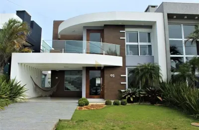 Casa frente lago com 4 dormitórios e piscina no condomínio Las Palmas