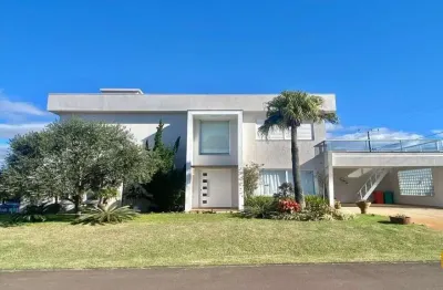 Casa mobiliada com piscina e localização exclusiva em Condomínio fechado