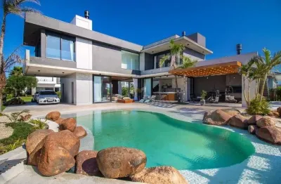 Sobrado finamente mobiliado e com piscina exclusiva no condomínio Lagoa do Passo