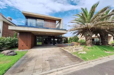 Sobrado mobiliado com 5 suítes e piscina em condomínio a beira mar em Xangri-lá