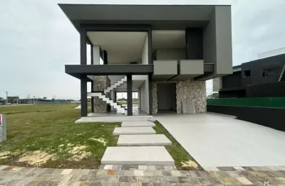 Sobrado beira lago com piscina e 4 suítes no condomínio Allure em Xangri-lá RS