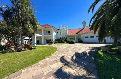 Sobrado com 8 suítes e dois terrenos no condomínio Green Village