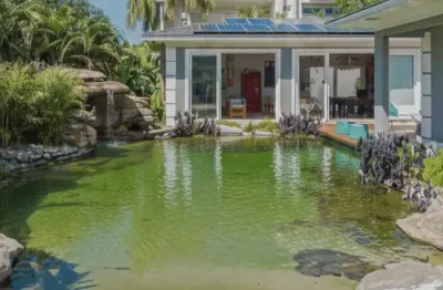 Exclusividade! casa luxuosa com piscina natural e 4 suítes no condomínio busca ville.