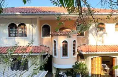 Casa apta para financiamento com 4 suítes e  vista permanente para o mar em terreno de 900m² no bai