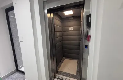 Apartamento com 2 quartos, vaga de garagem e sacada com churrasqueira! com elevador, ambientes bem distribuídos e área ideal para sua família viver com conforto. perfeito para quem busca praticidade,