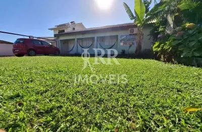 Casa de alvenaria, mobiliado, quatro dormitórios, localizado no centro de tramandaí