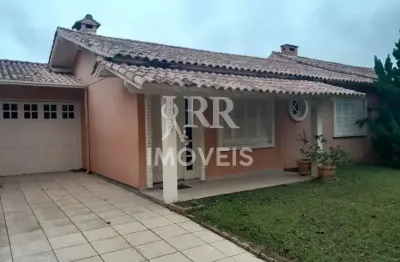 Casa de alvenaria, mobiliado, três dormitórios sendo um suíte, localizado no centro