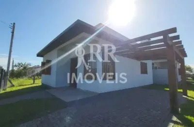 Casa de alvenaria, dois dormitórios sendo um suíte, localizado em xangri-lá